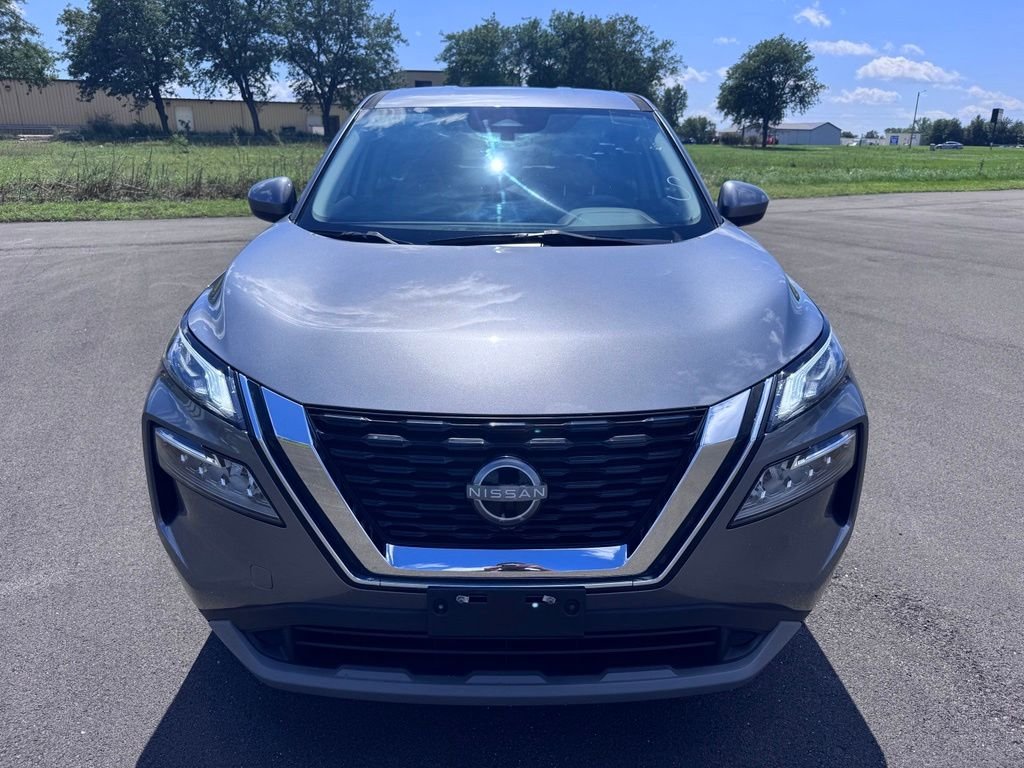 Used 2023 Gun Metallic Nissan SV image 2