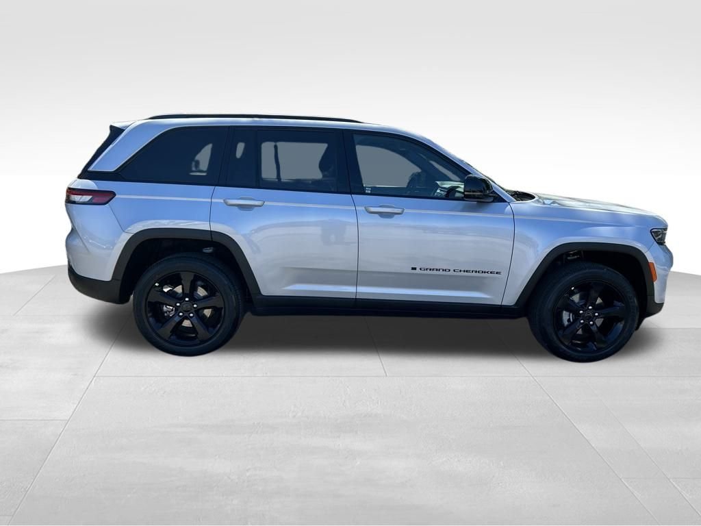 Used 2025 Silver Jeep Altitude image 8