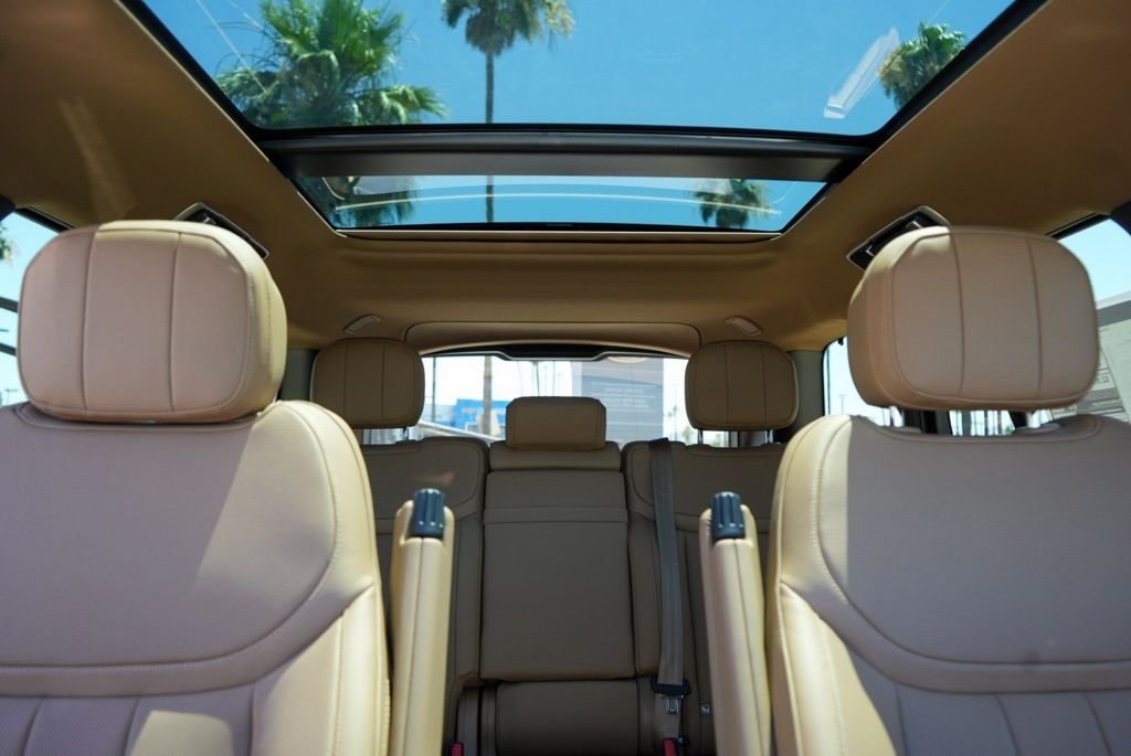 New 2026 Ostuni Pearl White Land Rover SE image 15