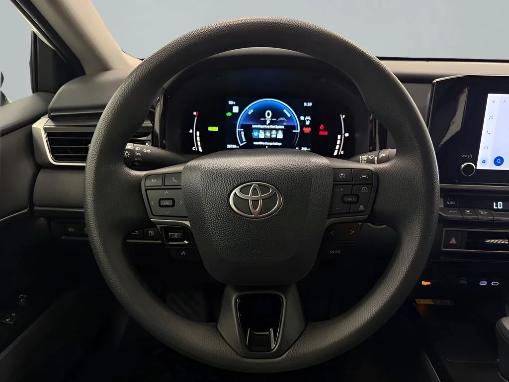 Used 2025 White Toyota LE image 17