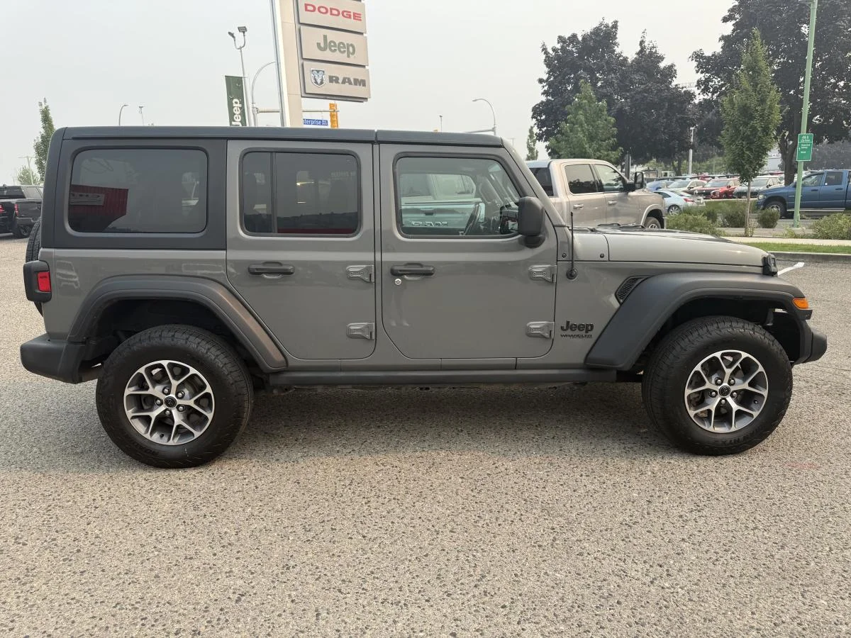 Used 2019 Grey Jeep Sport image 7