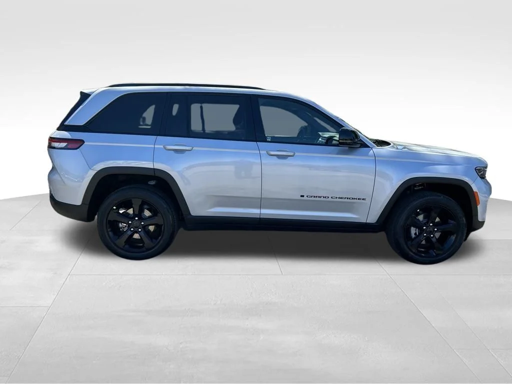 Used 2025 Silver Jeep Altitude X image 8
