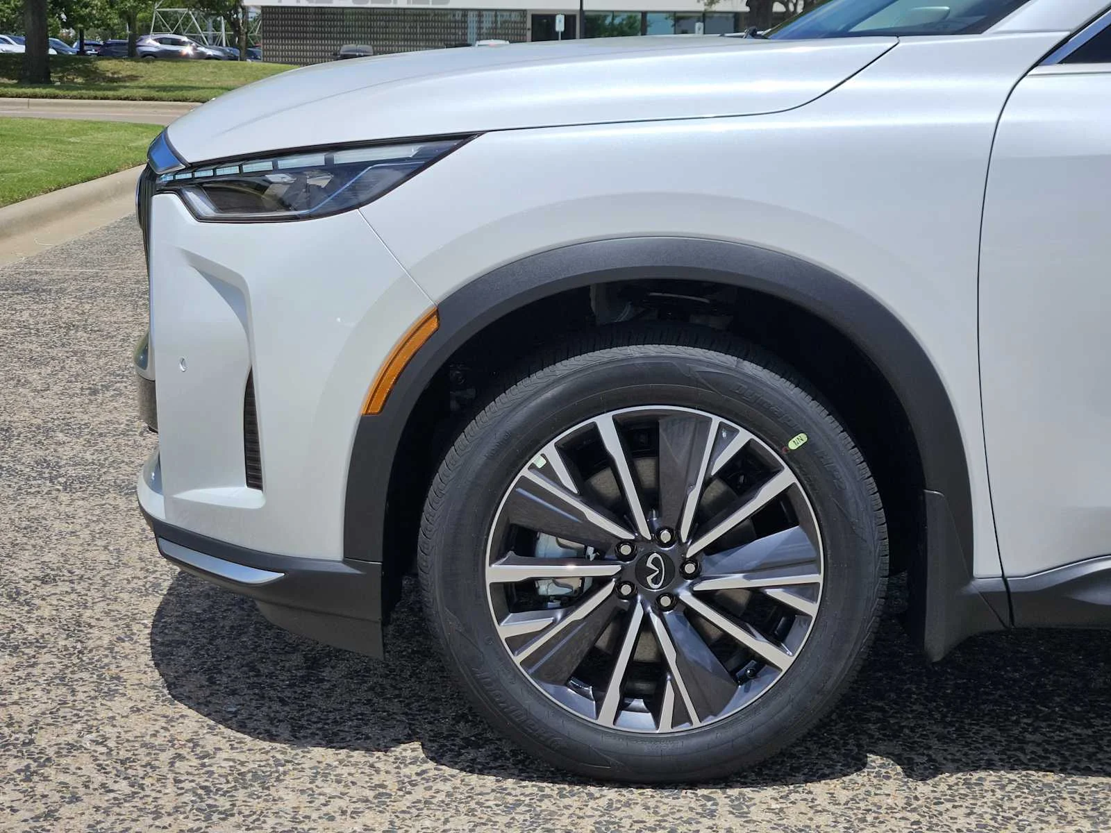 New 2027 RADIANT WHITE INFINITI Luxe AWD image 5