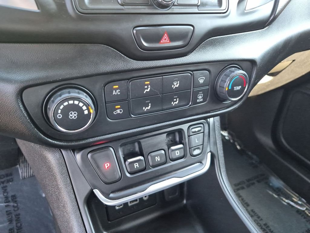 Used 2018 White GMC SLE image 21