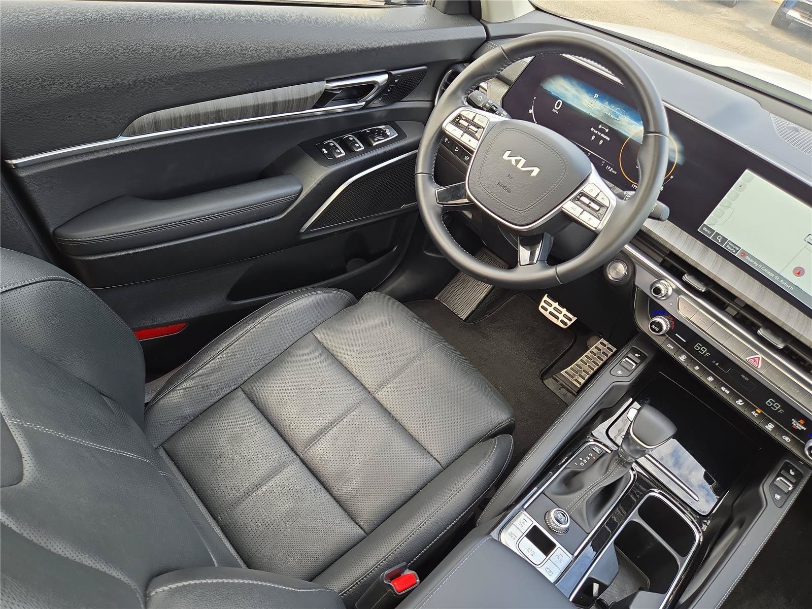 Used 2024 White Kia SX image 17