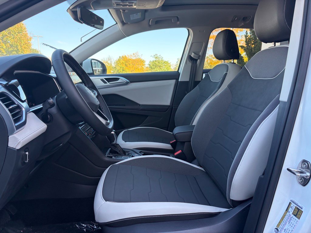 New 2026 Pure White Volkswagen 1.5T SE image 13