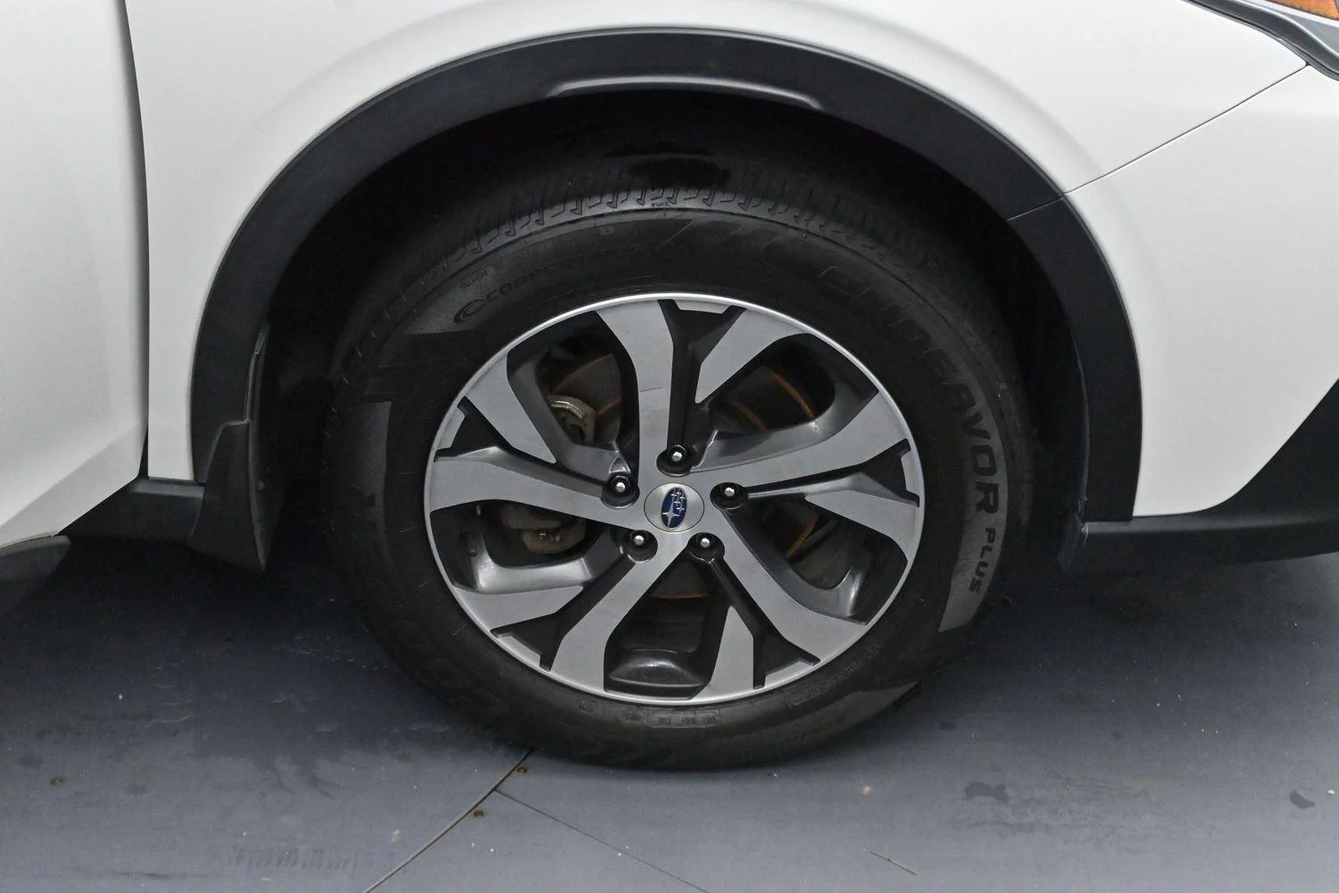 Used 2022 Crystal White Pearl Subaru Limited image 32