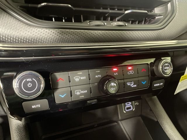 New 2026 Red Hot Pearlcoat Jeep Latitude image 33