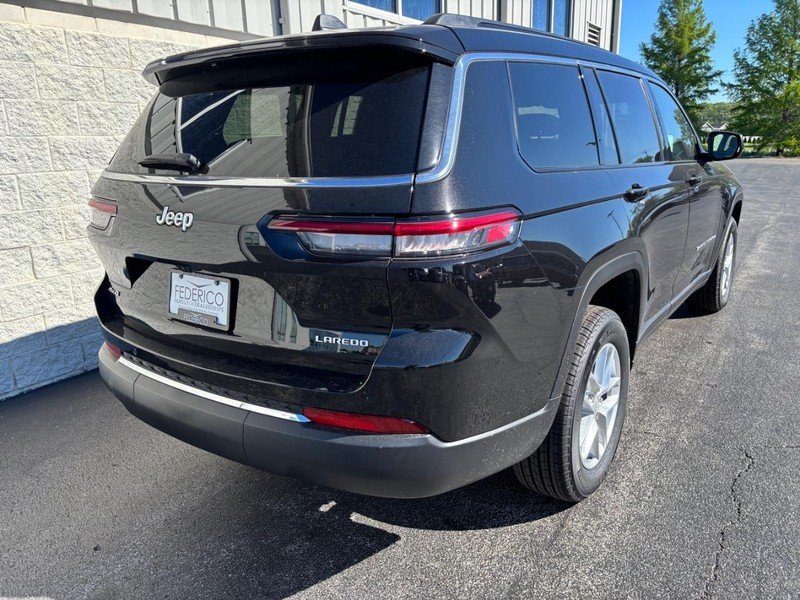 New 2026 Diamond Black Crystal Pearl-Coat Exterior Paint Jeep Laredo X 4x4 image 3