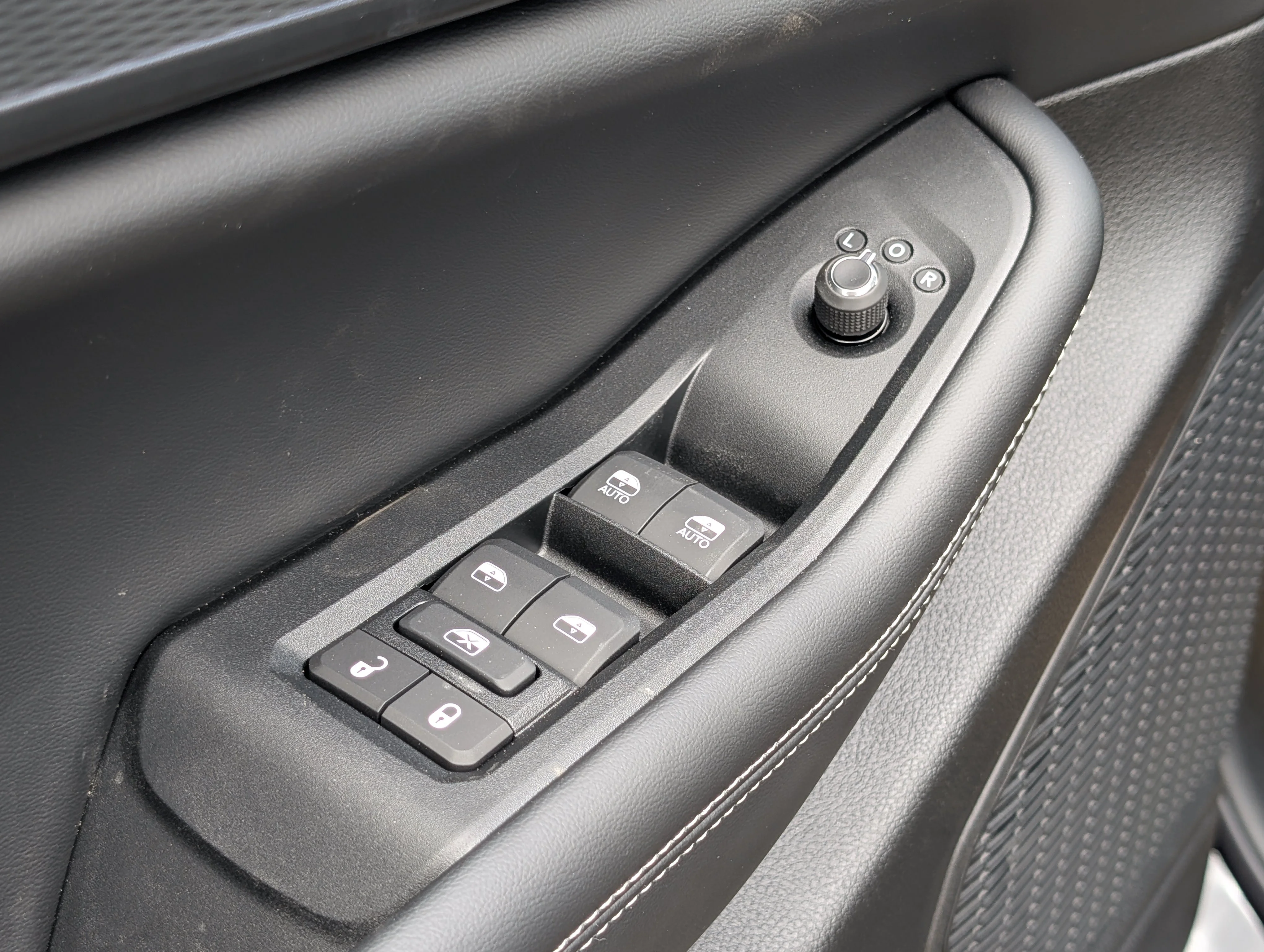 New 2025 Diamond Black Crystal Pearl Jeep Altitude image 18
