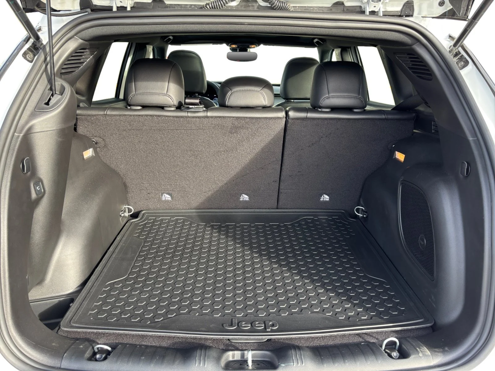 New 2026 Bright White Jeep North Altitude* 4x4, Pano Sunroof, Heated Seats, Wireless Charging Pad image 19
