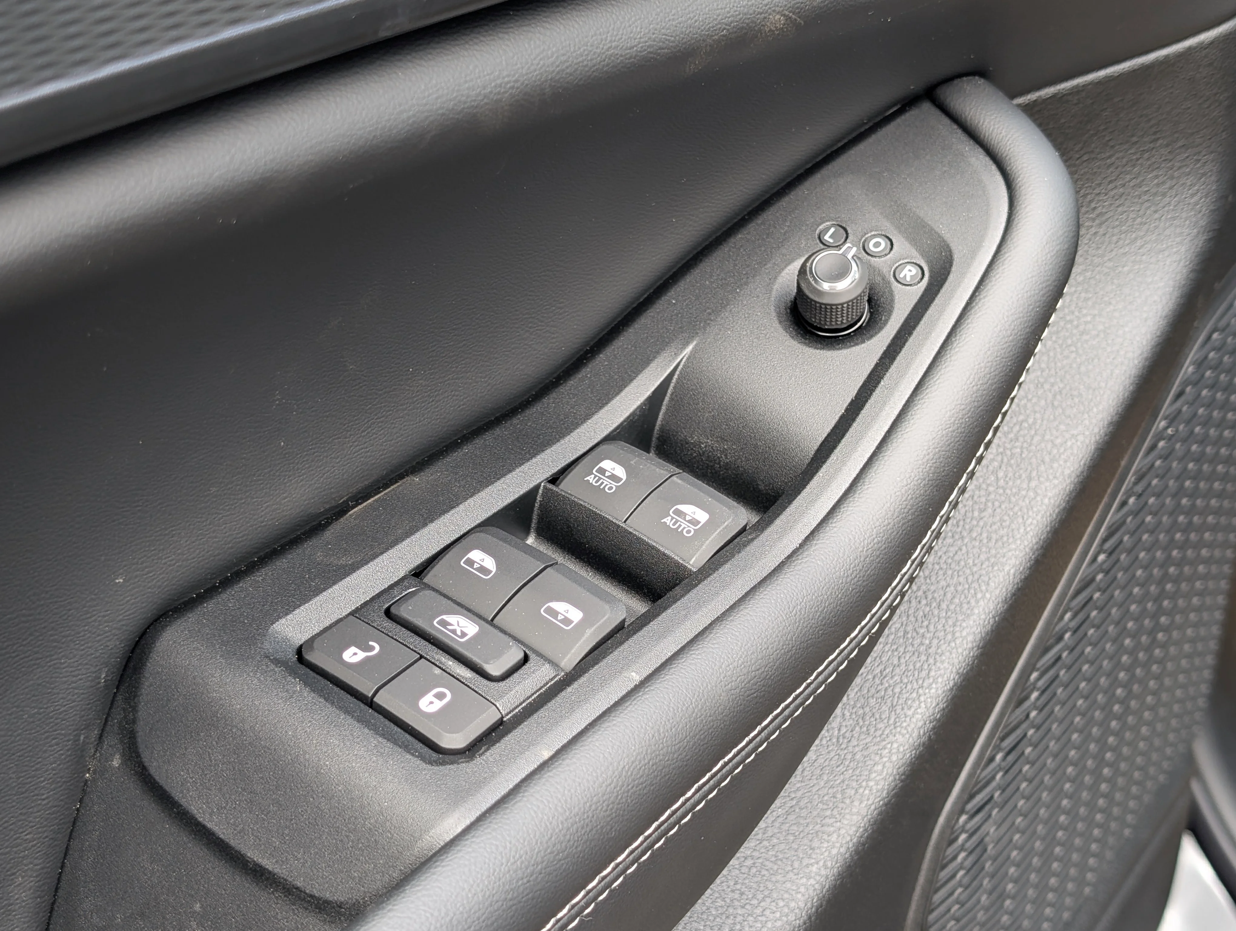 New 2025 Diamond Black Crystal Pearl Jeep Altitude image 18