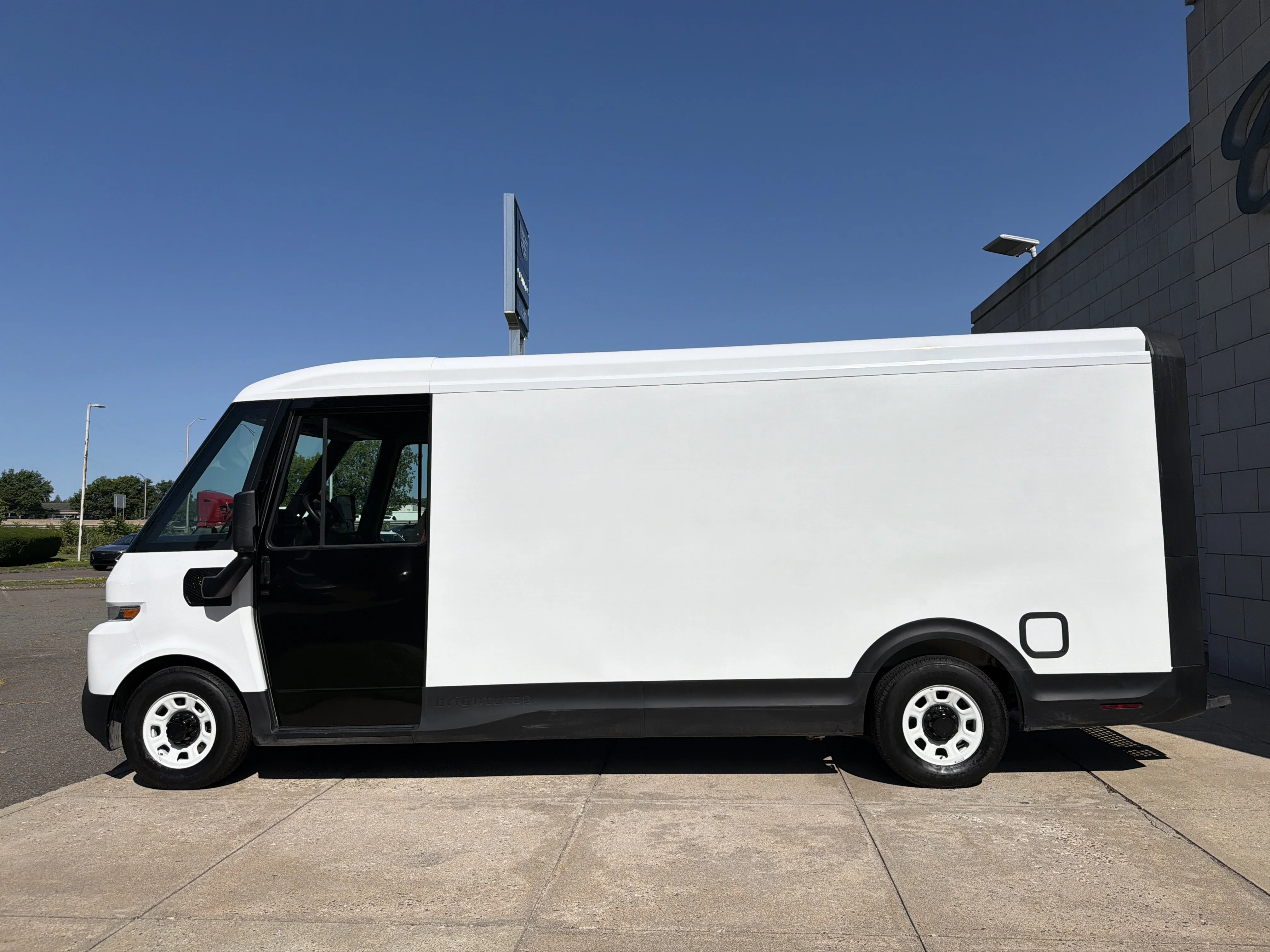Used 2024 Oyster White BrightDrop 600 EAWD image 3