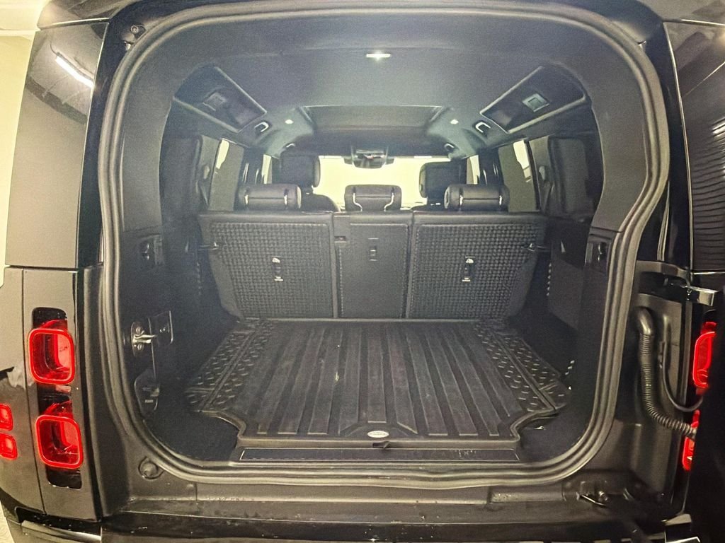 Used 2024 Black Land Rover X-Dynamic SE image 27