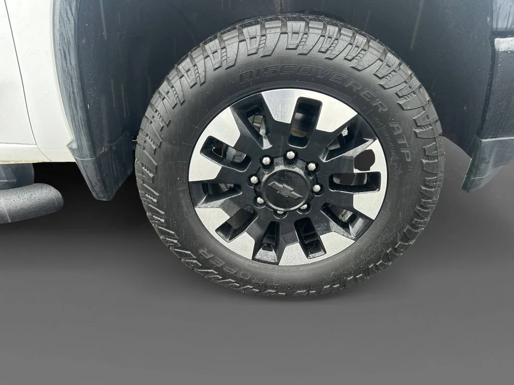 Used 2020 SUMMIT WHITE Chevrolet Custom image 16