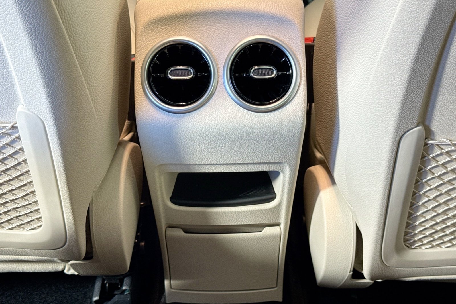 New 2026 Polar White Mercedes-Benz GLB 250 image 23
