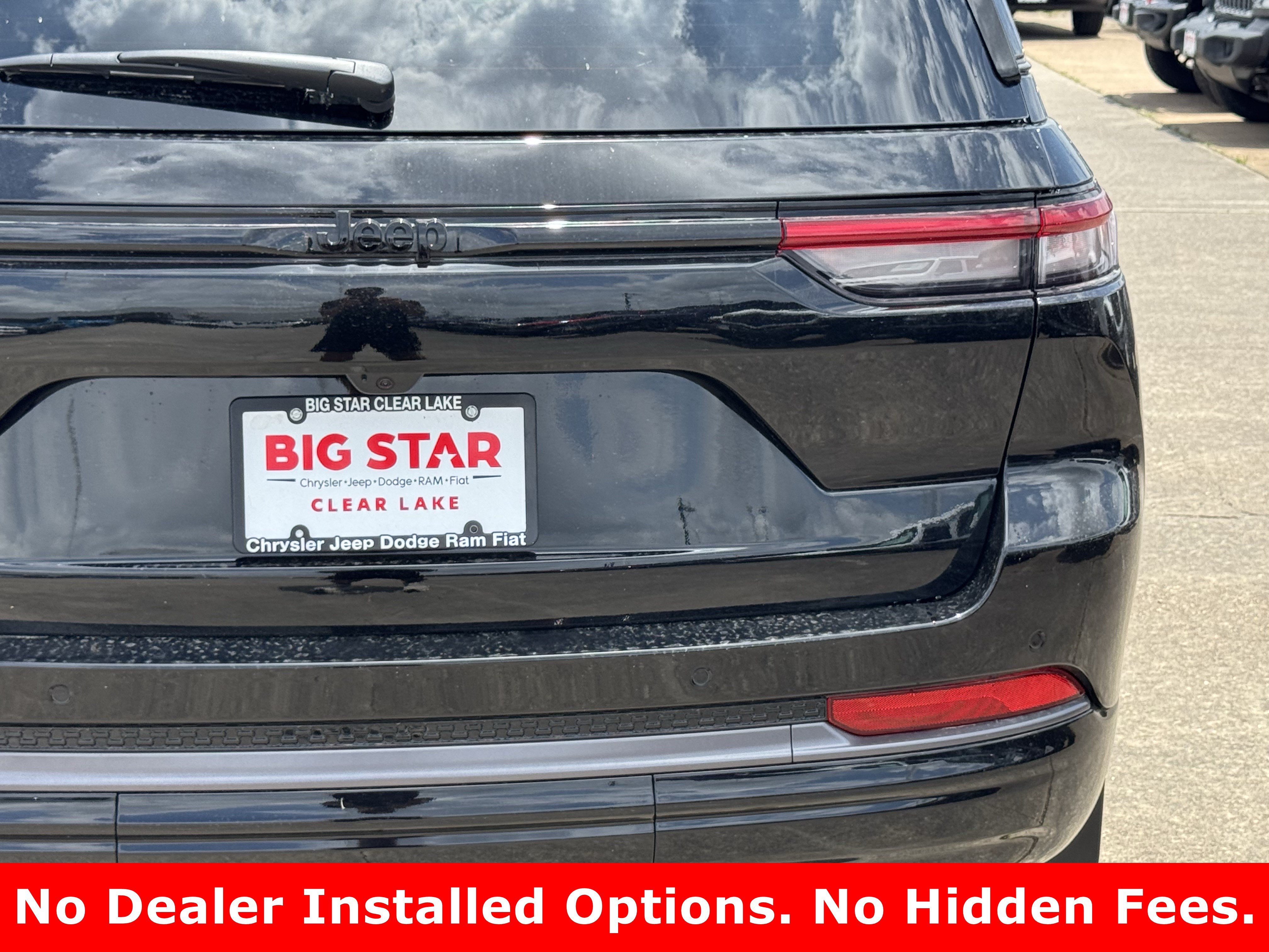New 2026 Diamond Black Crystal Pearl-Coat Exterior Paint Jeep Limited Reserve image 9