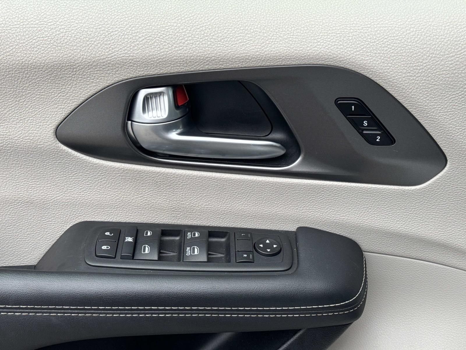 Used 2024 Silver Chrysler Touring L image 21
