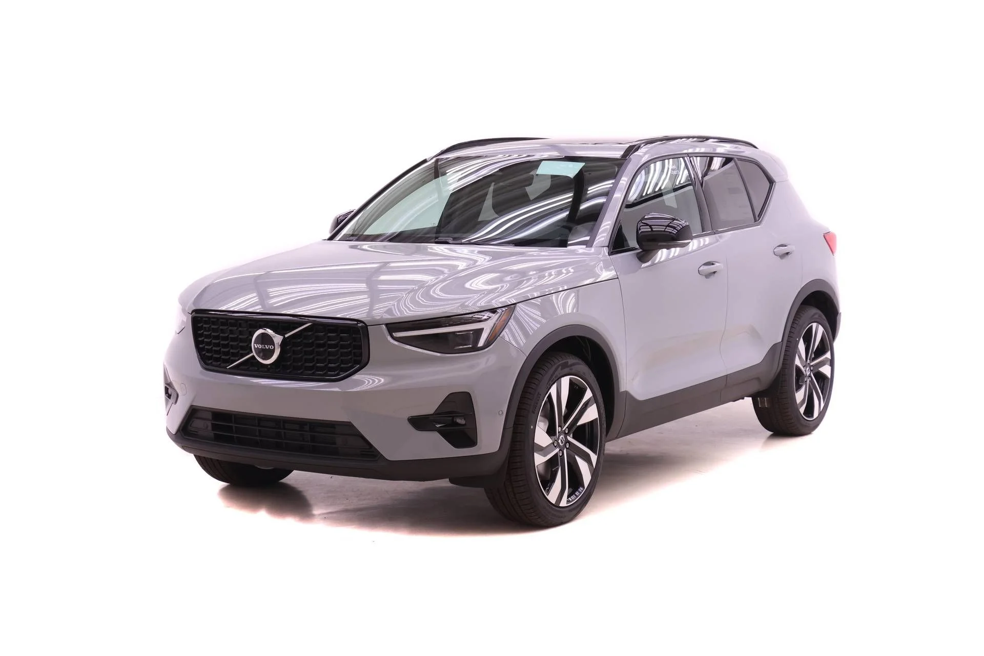 2026 Volvo XC40 B5 Plus Dark AWD's photo