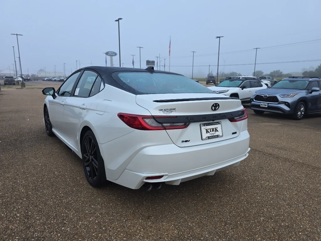 New 2026 Wind Chill Pearl with Midnight Black Metallic roof <sup>1</sup> Toyota  XSE image 3