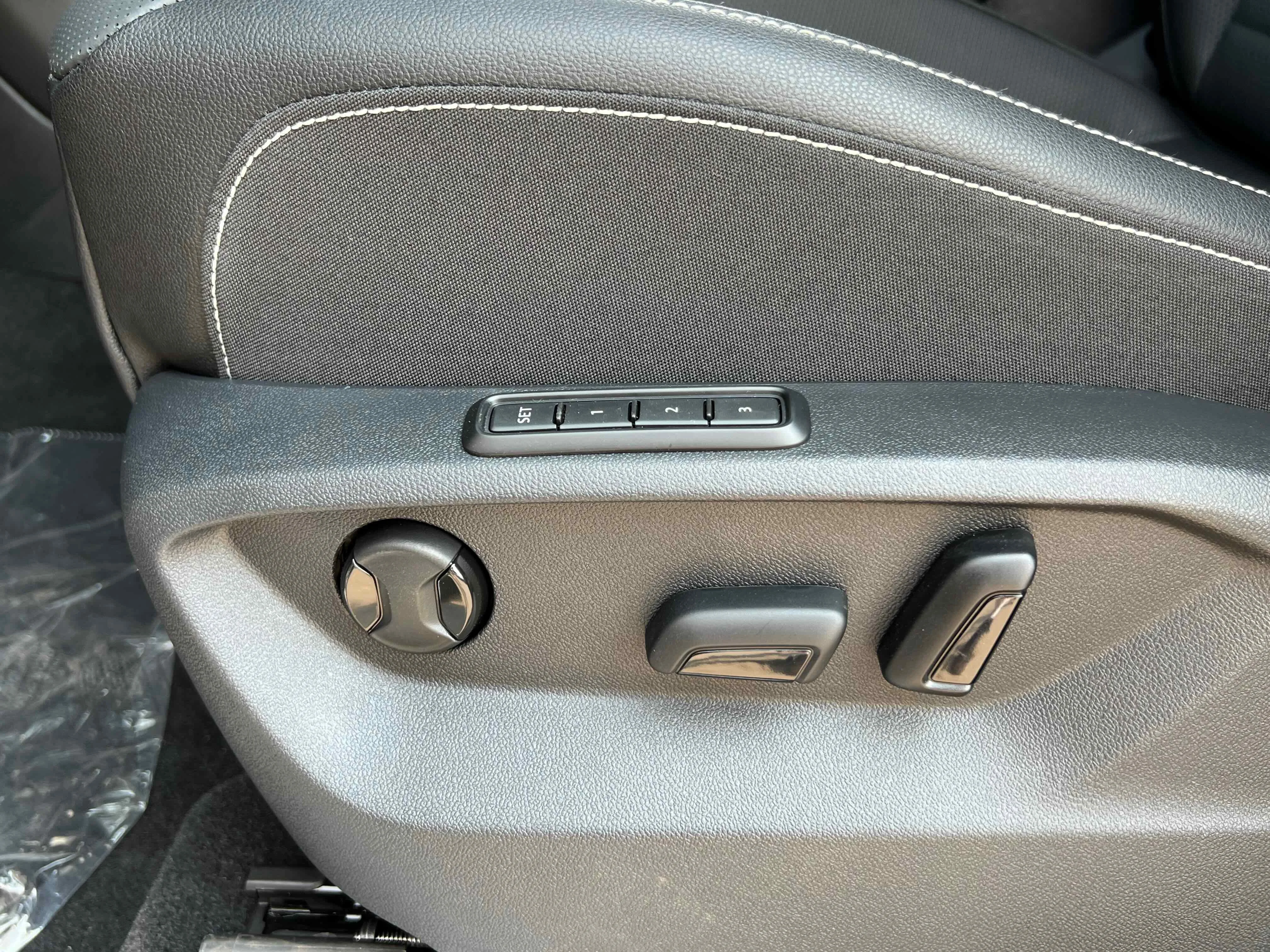 New 2026 Silver Mist Volkswagen 2.0T SEL image 18