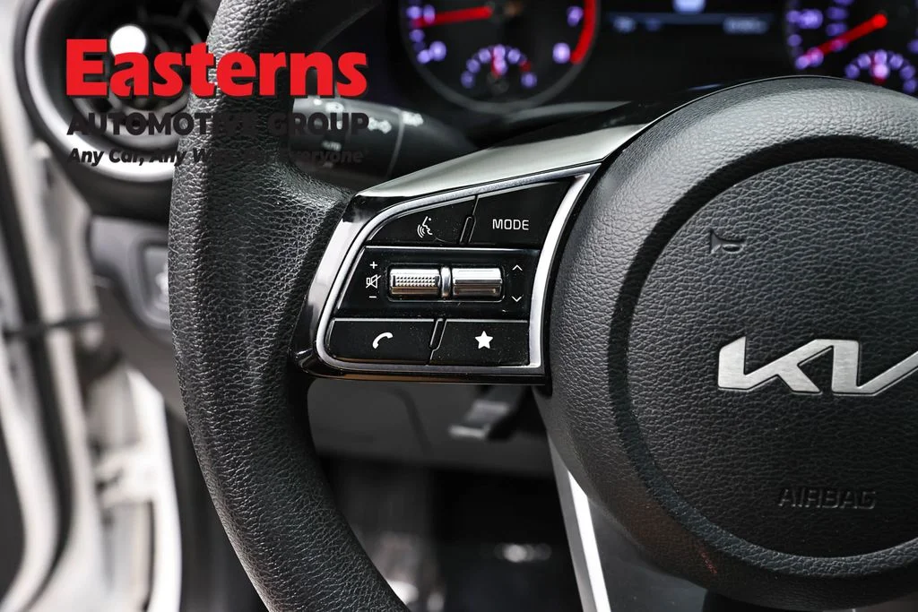 Used 2022 White Kia LXS image 14