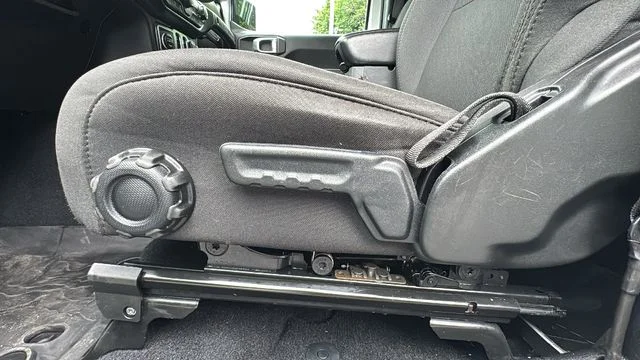 Used 2021 White/off-white Jeep Sport S image 18