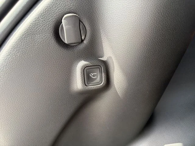 New 2026 Bright White Clearcoat Jeep Latitude image 11