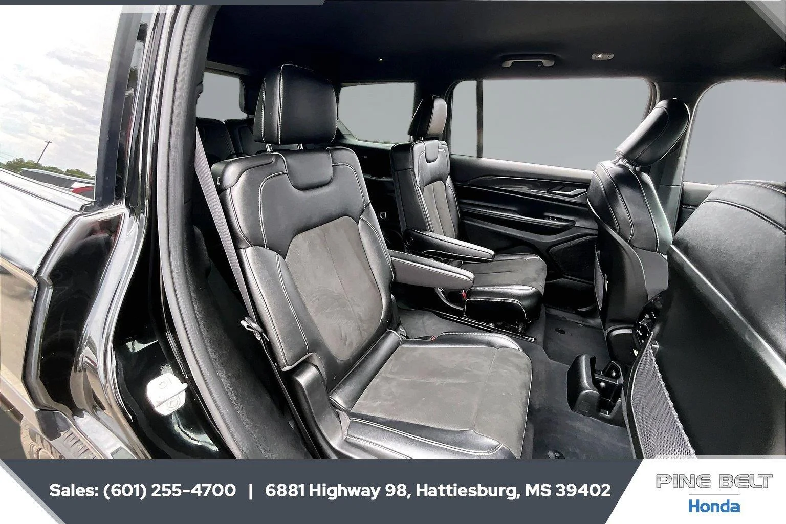 Used 2023 Diamond Black Crystal Pearlcoat Jeep Altitude image 20