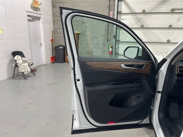 New 2026 Opal White Pearl Volkswagen 2.0T SE W/TECHNOLOGY image 8