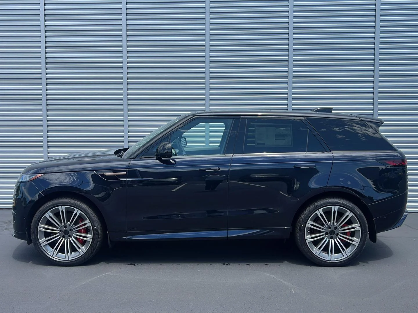 New 2026 Constellation Blue SV Bespoke Ultra Metallic Gloss Land Rover Dynamic SE image 2