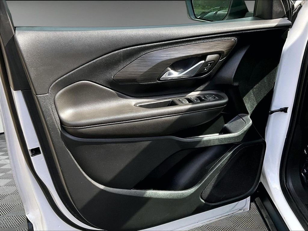 Used 2023 White GMC SLE image 9