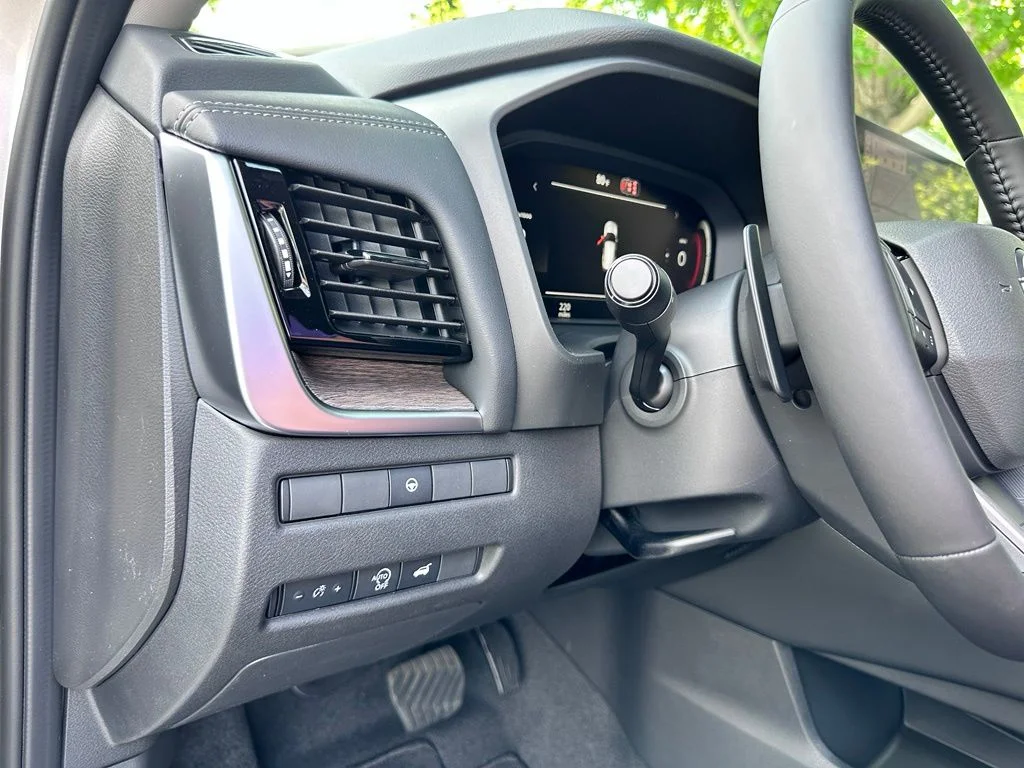 New 2026 Champagne Silver Metallic / Super Black Two-tone Nissan Platinum image 31
