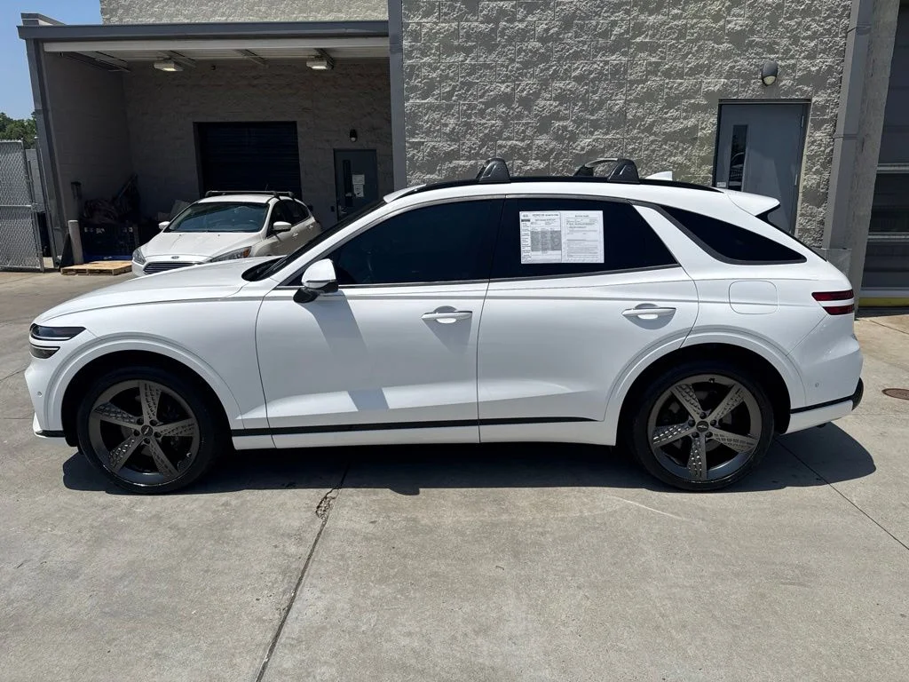 Used 2023 White Genesis 2.5T image 4