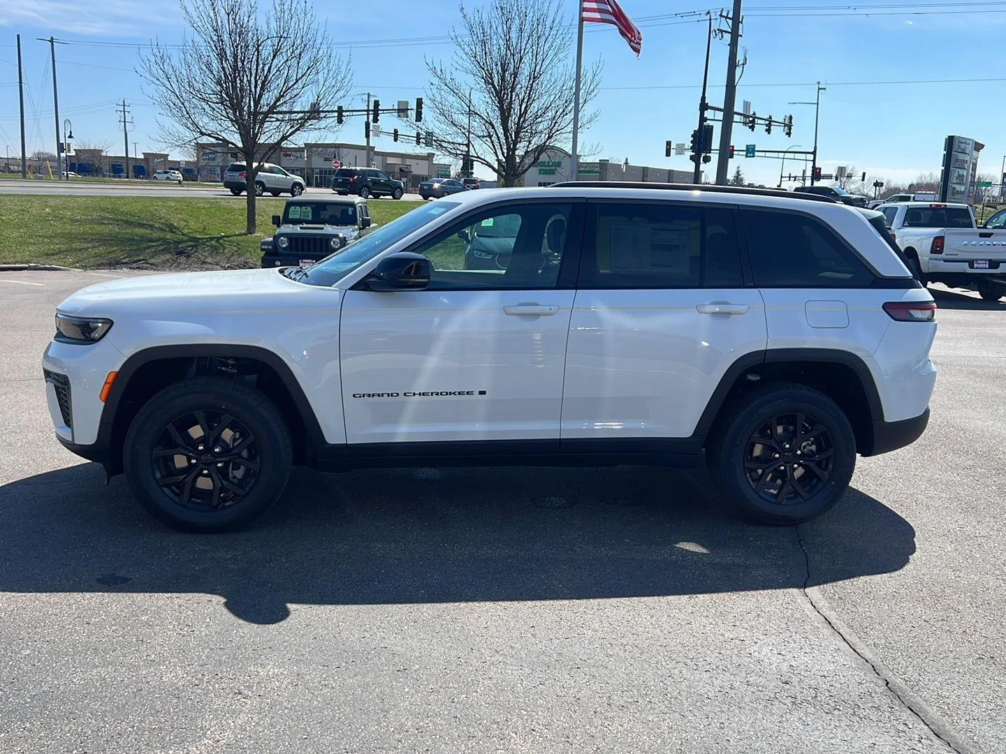 New 2026 Bright White Clearcoat Jeep Laredo Altitude image 4