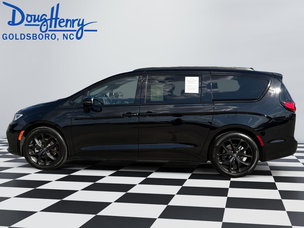Used 2025 Black Chrysler Limited image 2