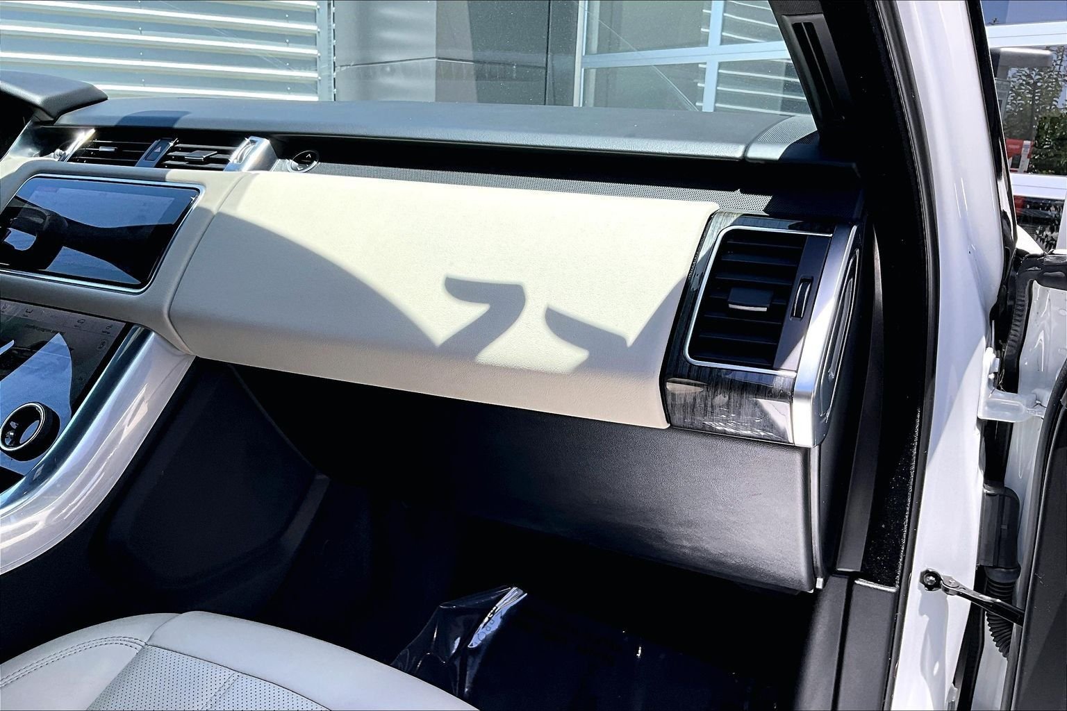 Used 2022 White Land Rover HSE Silver Edition image 16