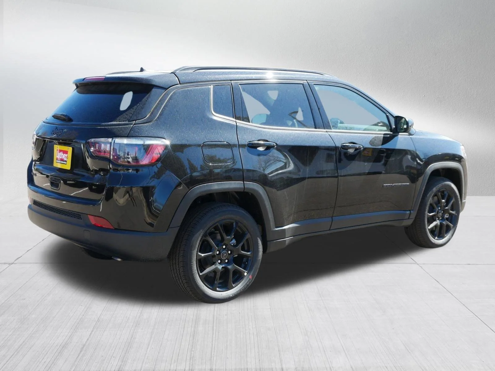 New 2026 Diamond Black Crystal Pearlcoat Jeep Latitude Altitude image 7
