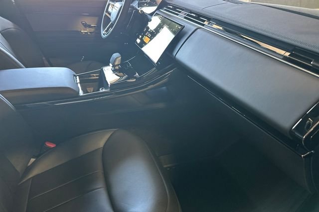 New 2026 Santorini Black Land Rover Dynamic SE image 15