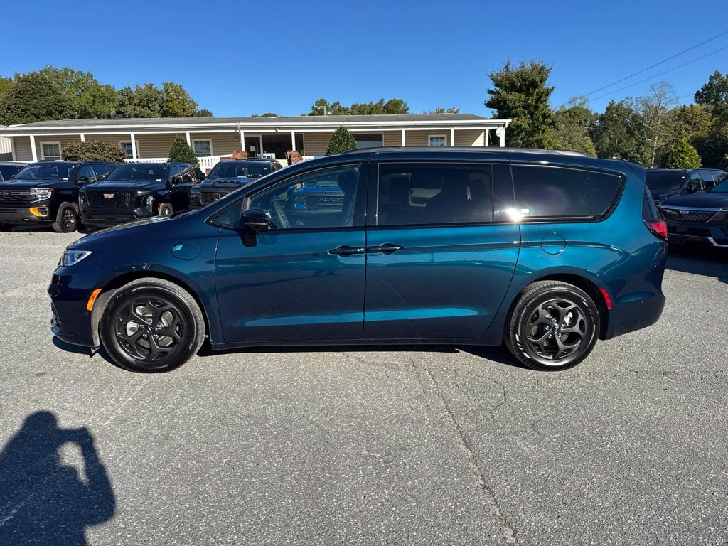 Used 2025 Blue Chrysler Select Premium S Appearance image 2