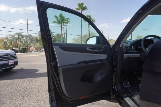 New 2026 Deep Black Pearl Volkswagen 2.0T Peak Edition image 13