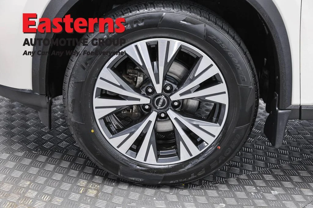 Used 2023 White Nissan SV image 33