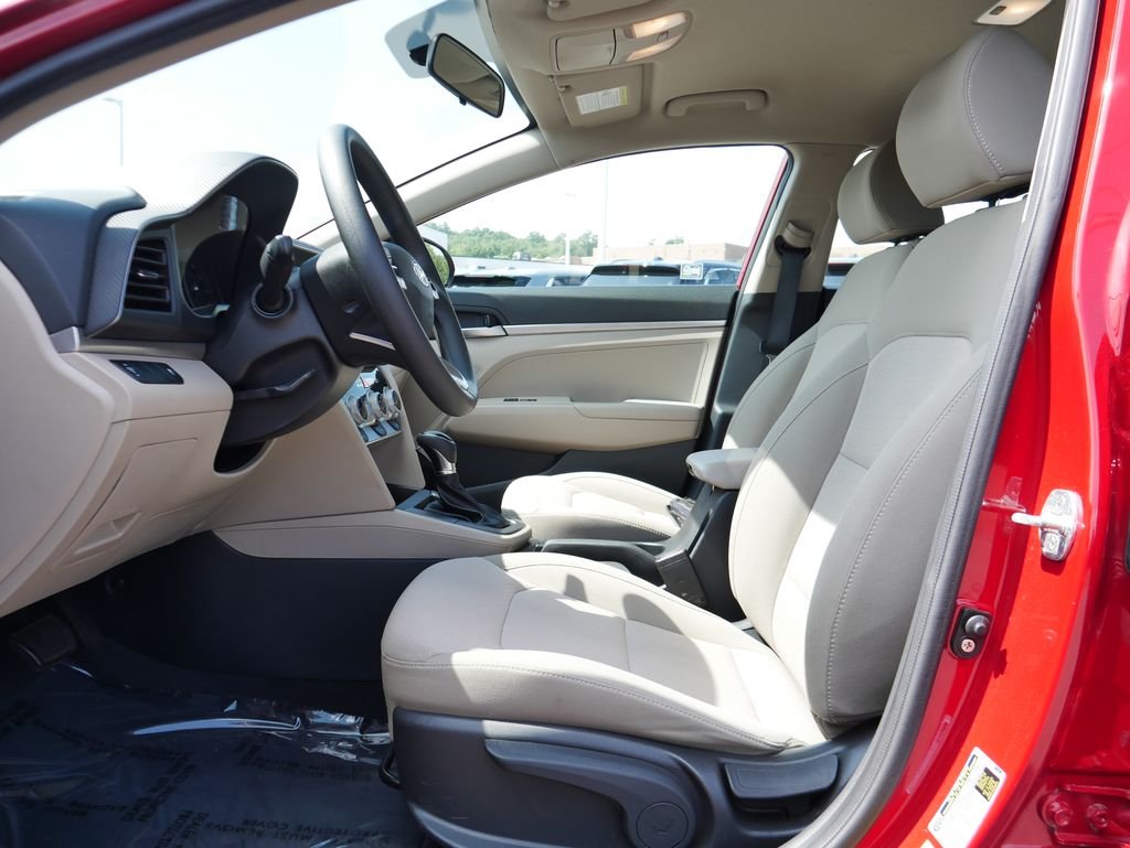 Used 2019 Red Hyundai SE image 13
