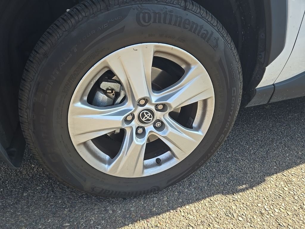 Used 2020 White Toyota XLE image 13