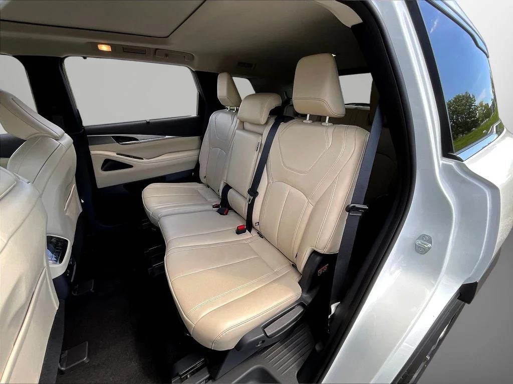 Used 2023 White INFINITI LUXE image 24