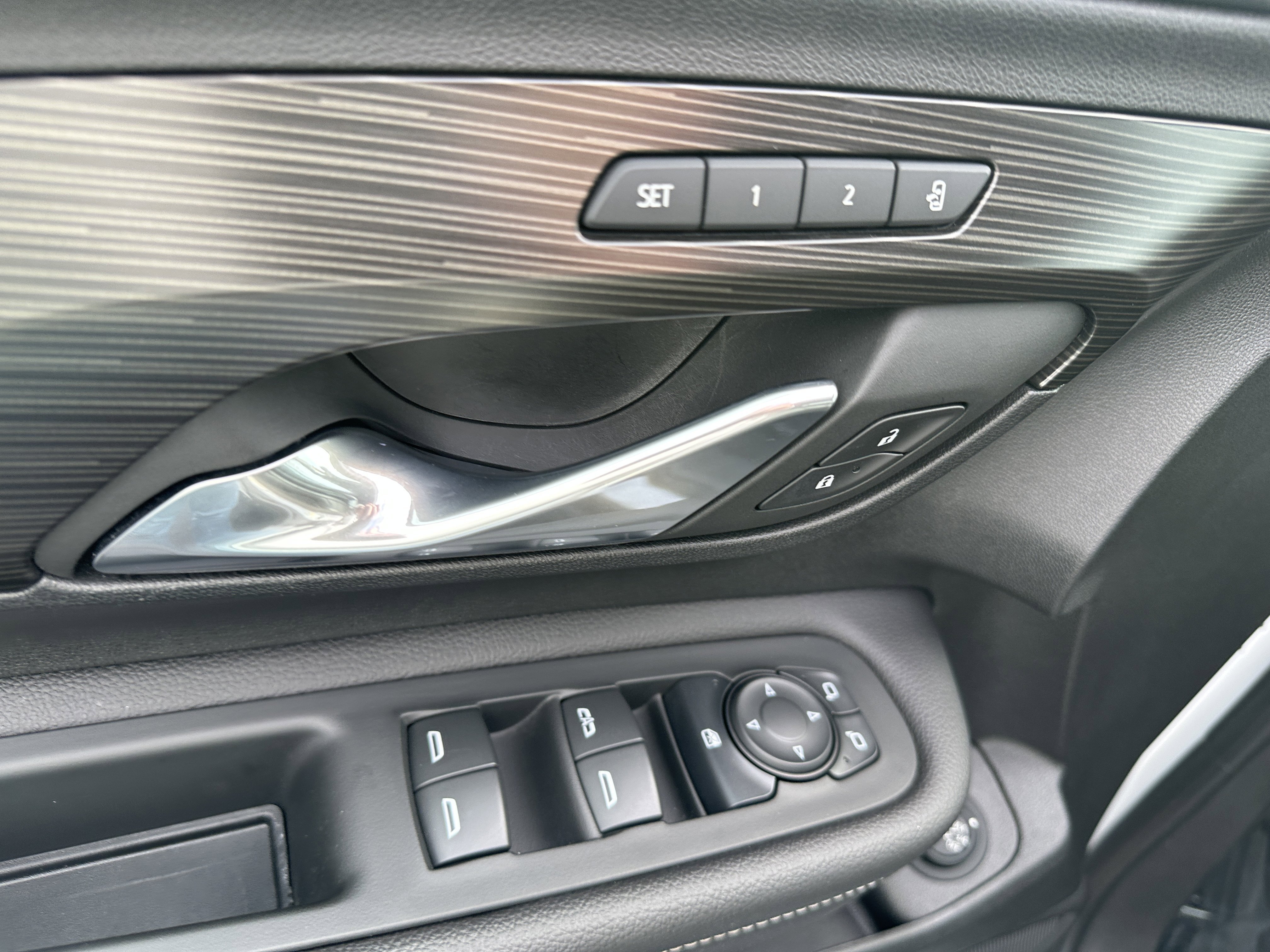 Used 2022 White Frost Tricoat GMC SLT image 25