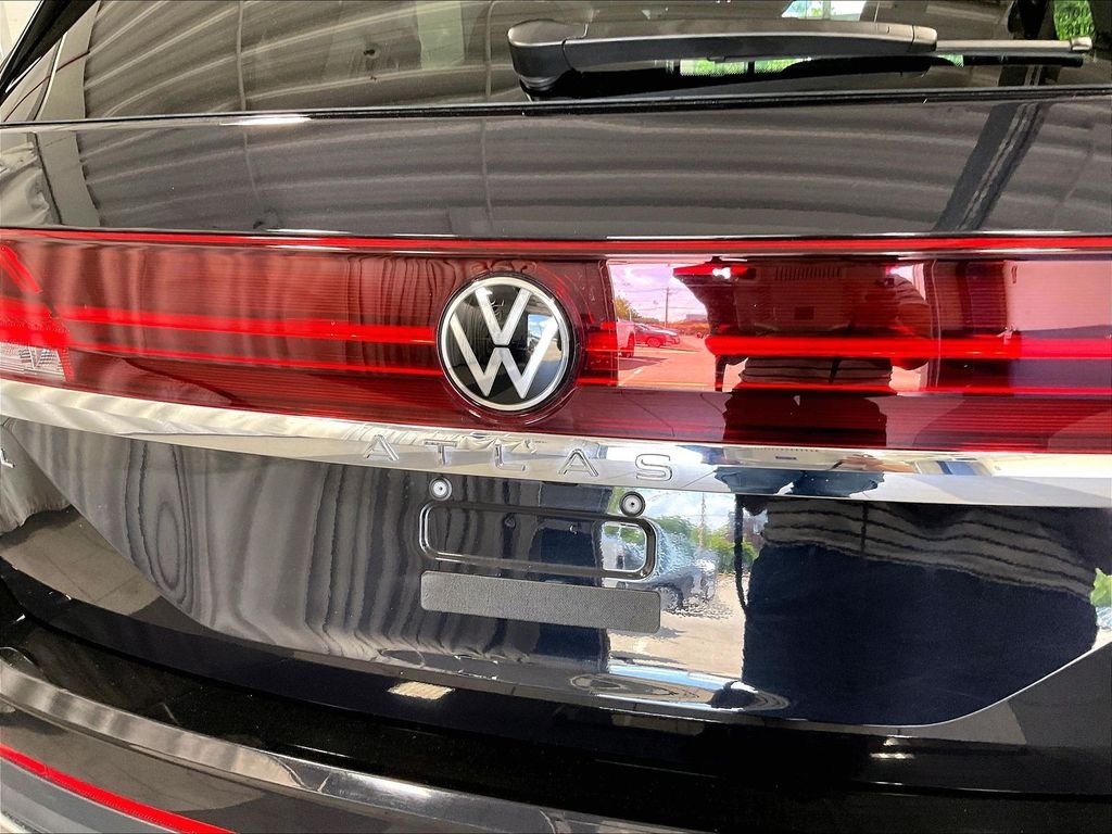 Certified Used 2025 Black Volkswagen 2.0T SEL image 30