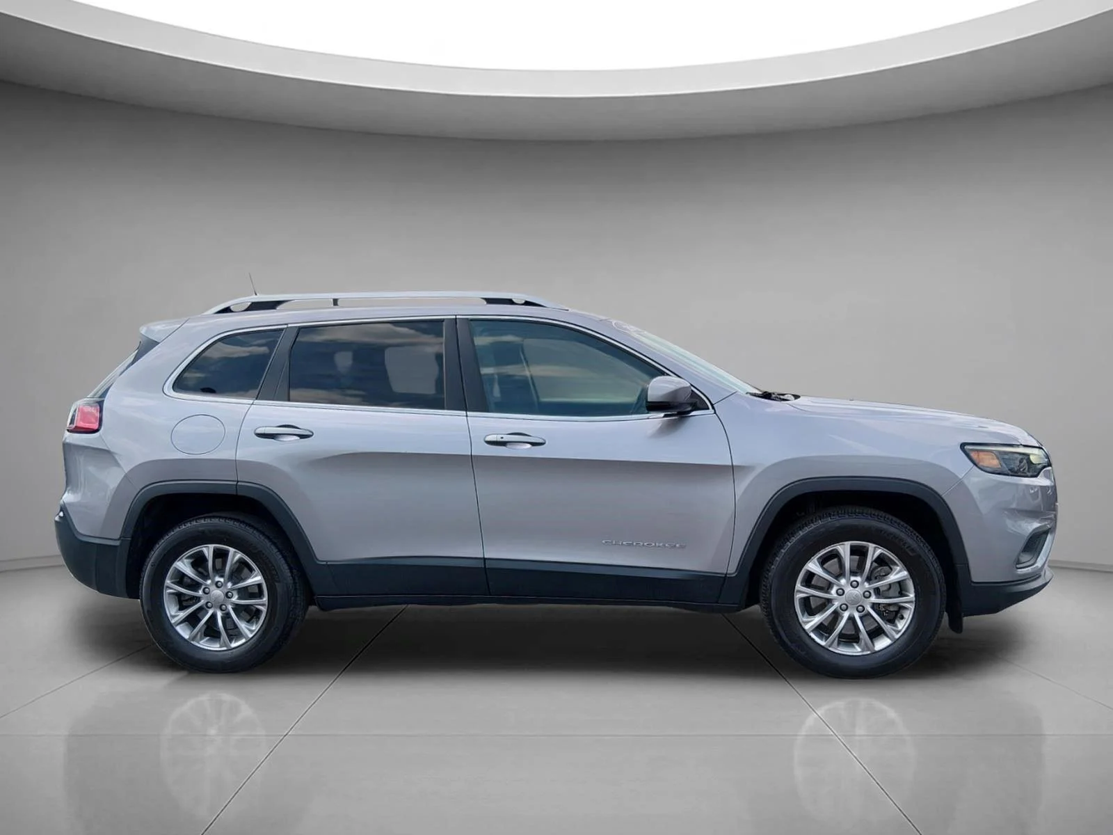 Used 2019 Granite Crystal Metallic Clearcoat Jeep Latitude Plus image 3