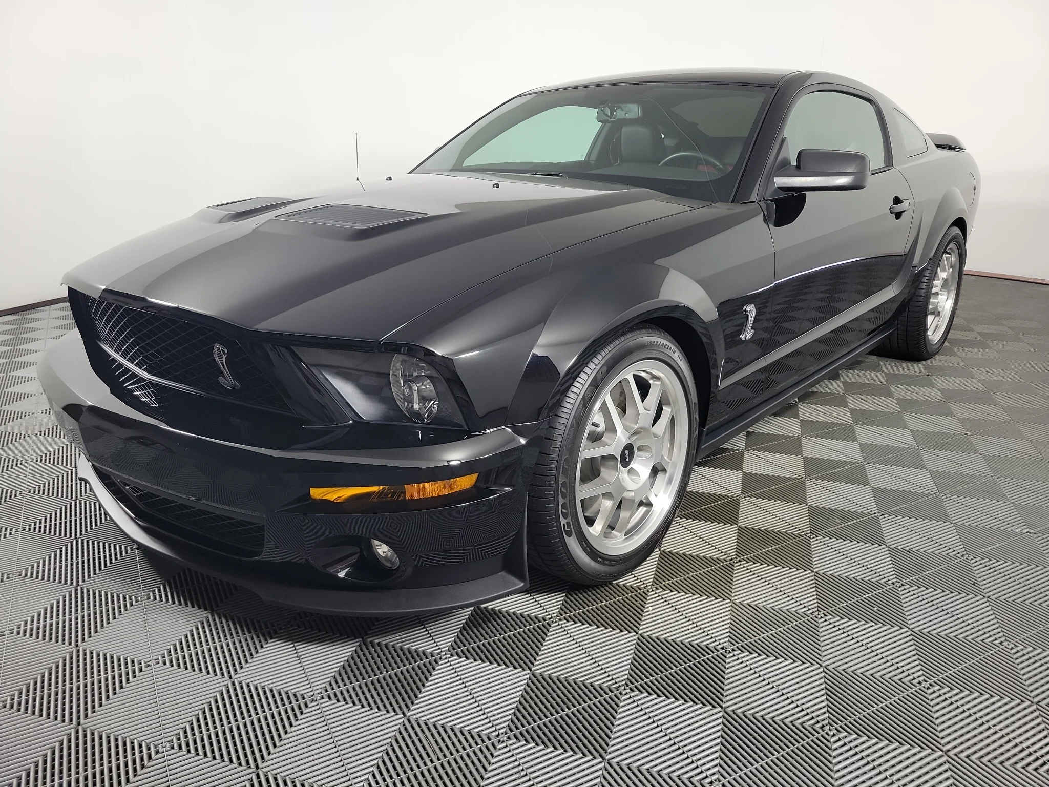 Used 2008 Ebony Clearcoat Ford Shelby GT500 image 6