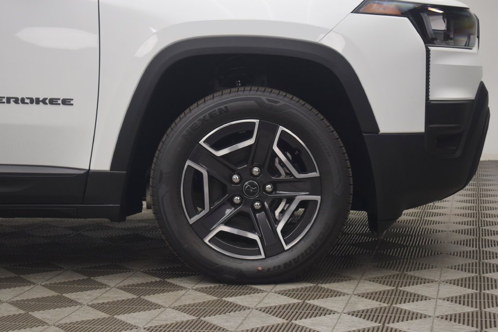 New 2026 Bright White Clear-Coat Exterior Paint Jeep Limited image 6